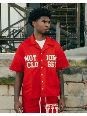 Mixed Emotion Red “Backyard” Nylon Shirt Short Sleeve Mens Size Large.